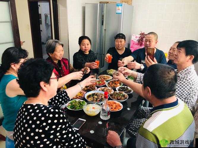 四个女儿一锅烩大团圆最简单回答：家庭团聚的幸福时刻